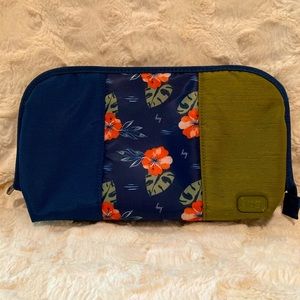 Lug Flash cosmetic case